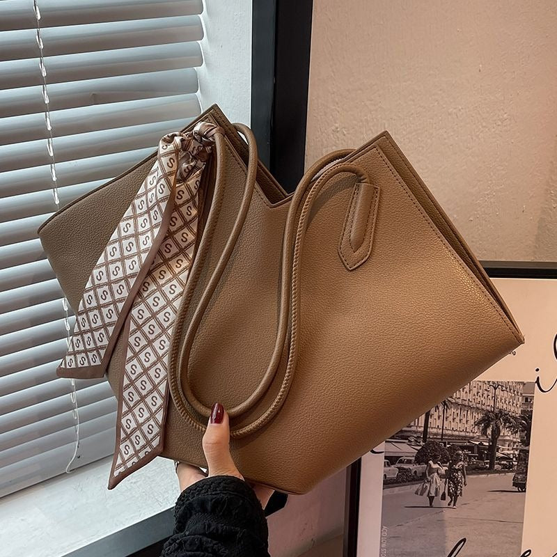 Large commuting tote bag