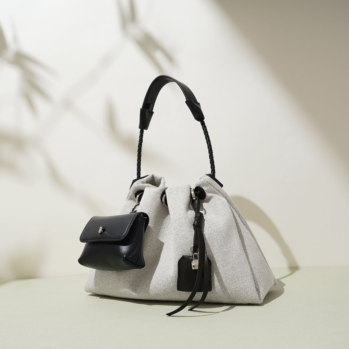 Large-capacity Crossbody Bag Lightweight Idle Style Genuine Leather Made Korean