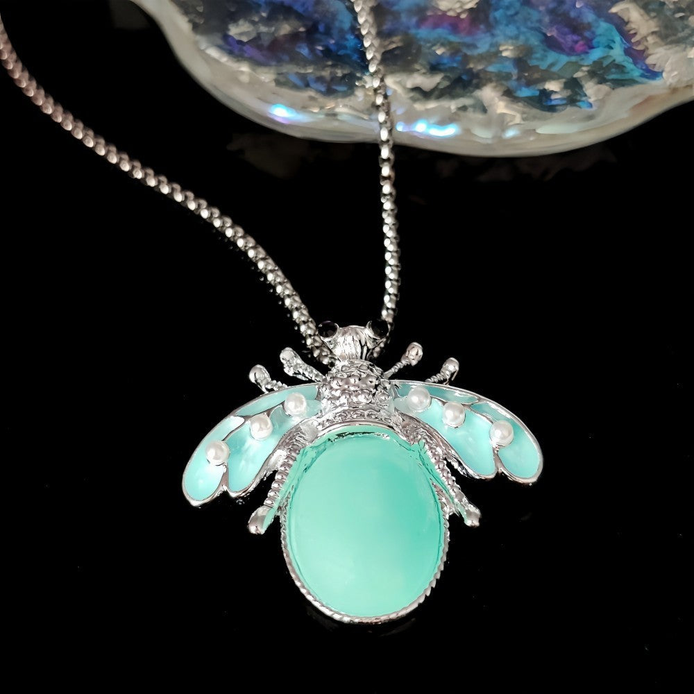 Fantasy Luminous Bee Necklace Firefly Inlaid Pearl Design Personalized Luminous Effect