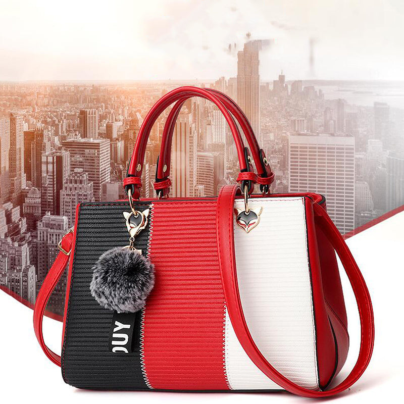 Bolso de hombro con adornos de bolas de pelo