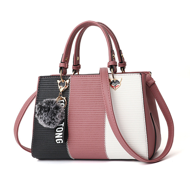 Bolso de hombro con adornos de bolas de pelo