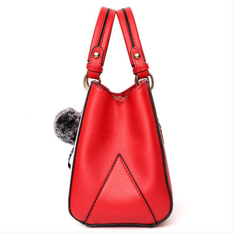 Bolso de hombro con adornos de bolas de pelo