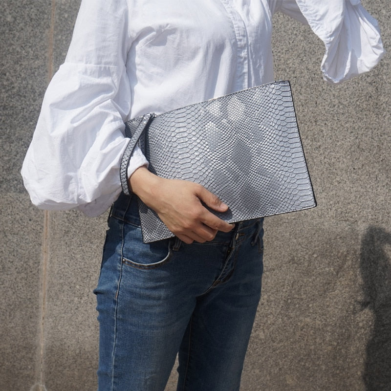 Fashion 3D Python pattern Women Clutch Bag Brand Design Party Envelope Clutches for ladies wallet Free Card Handbag