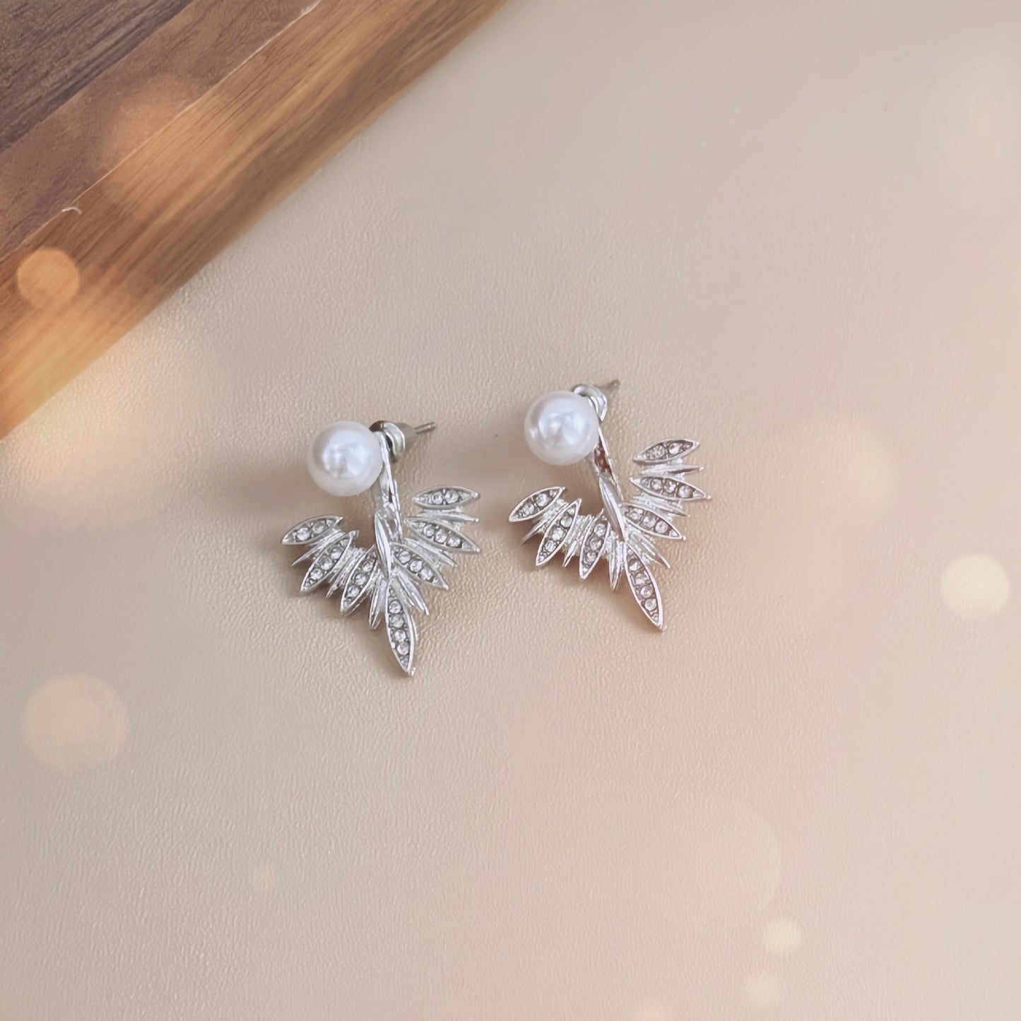 Ladies' Backward-hanging Wing Pearl Earrings
