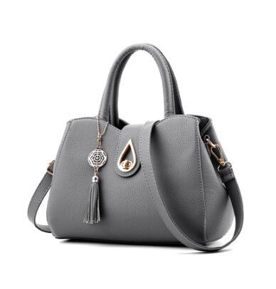 Bolso de hombro de cuero con borlas