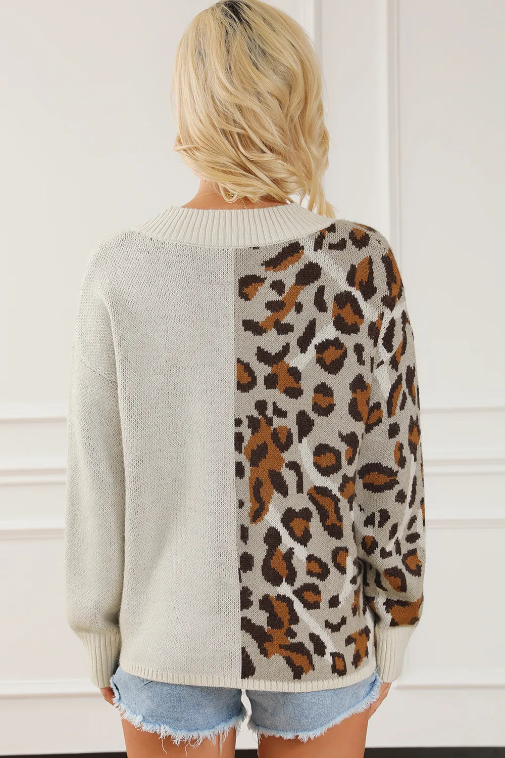 V-neck leopard print knitted sweater
