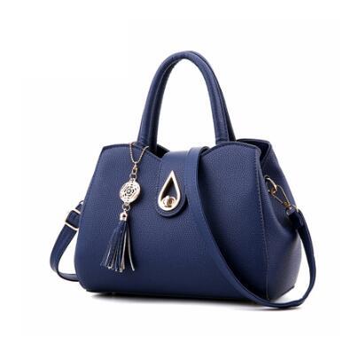 Bolso de hombro de cuero con borlas