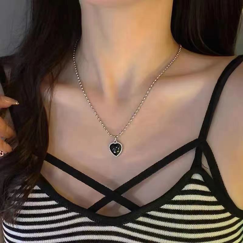 Collar de amor simple Cadena de clavícula femenina Ligera Lujo Minoría Simple