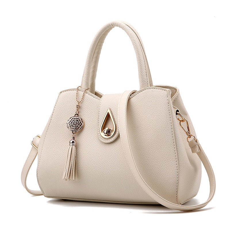 Bolso de hombro de cuero con borlas