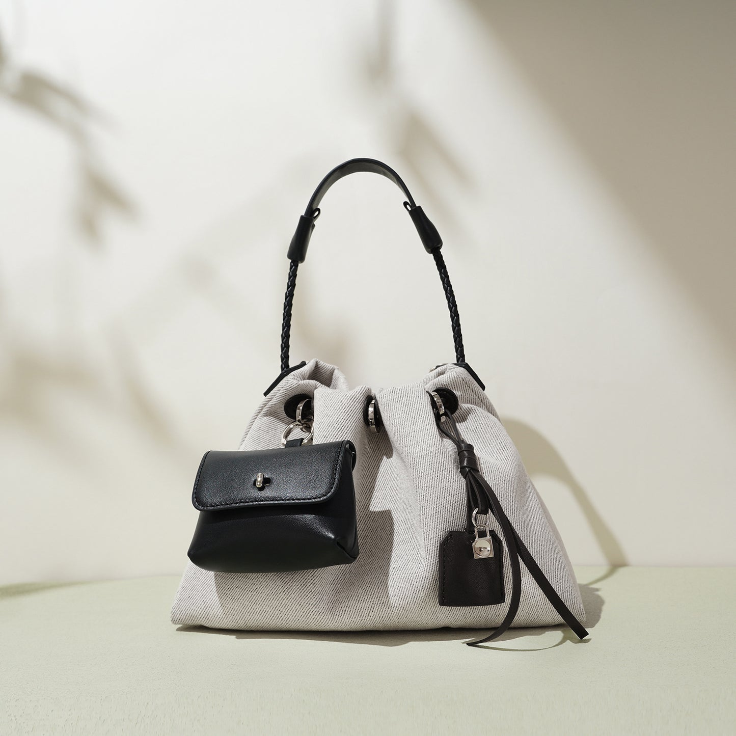 Large-capacity Crossbody Bag Lightweight Idle Style Genuine Leather Made Korean