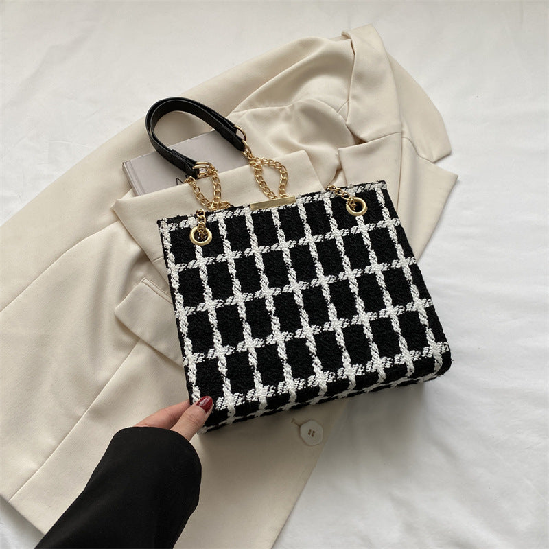 Studoria Chain Shoulder Bag