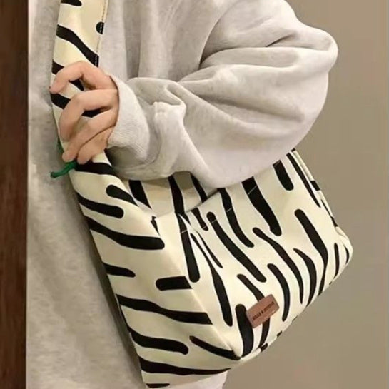 MetroStyle Versatile Shoulder Tote