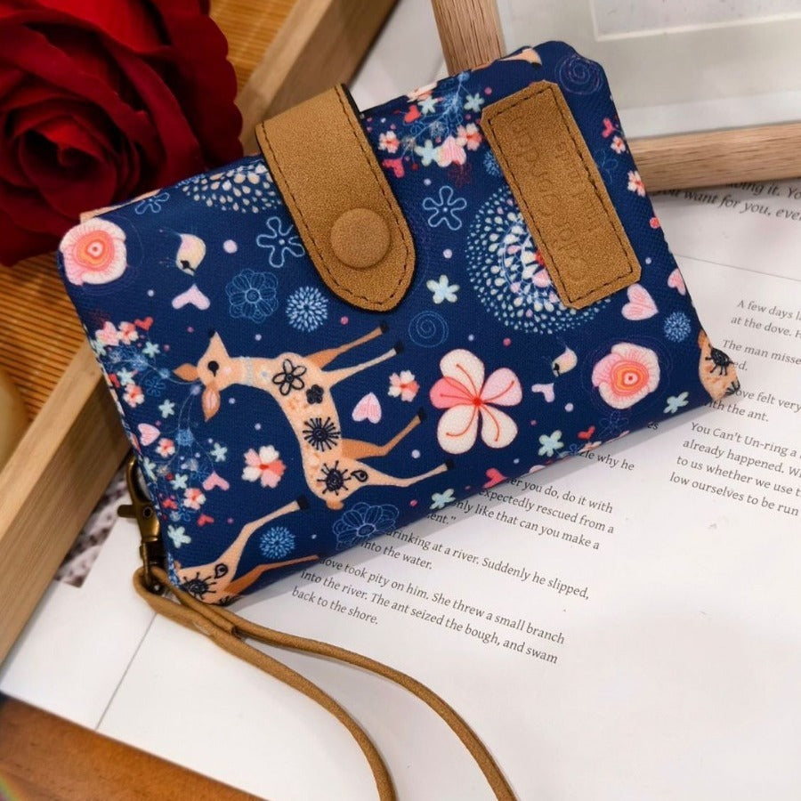 Dreifach gefaltete Brieftasche mit mehreren Kartenfächern und Aufdruck