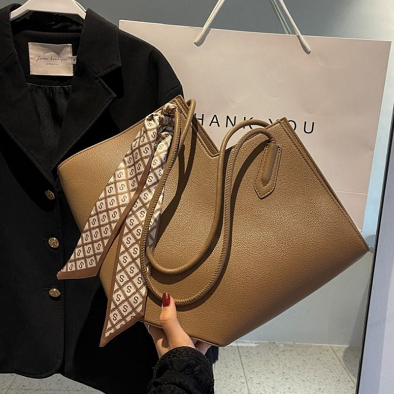 Large commuting tote bag
