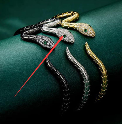 Pulsera abierta en forma de serpiente con circonitas bañadas en oro blanco