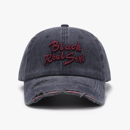 Gorra de béisbol con bordado tridimensional y letras en color vino tinto suave