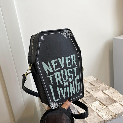 Quadratische Tasche im Dark-Gothic-Stil mit Graffiti-Aufdruck