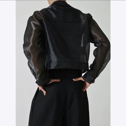 Langärmlige Jacke mit Kapuze und Revers aus Netzstoff