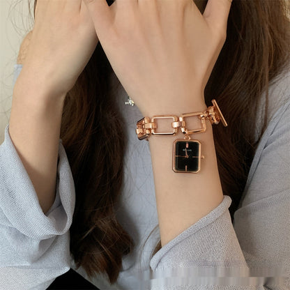 Stahlgürtelkette, spezielles Design, quadratisches Anhängerzifferblatt, eine kleine Retro-Uhr
