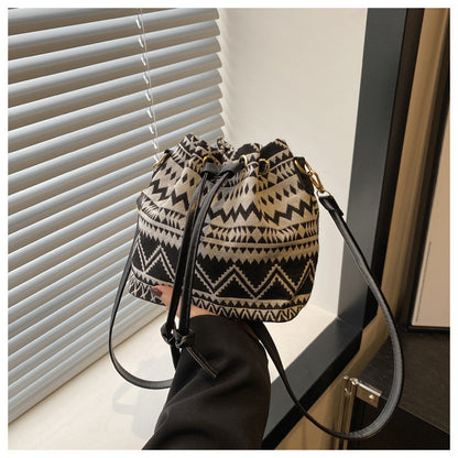 Bolso estilo cubo retro con forma de mano