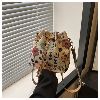 Bolso estilo cubo retro con forma de mano