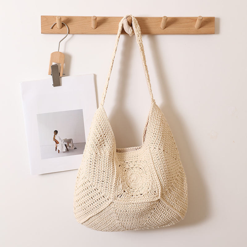 Geflochtene Strandtasche aus Stroh