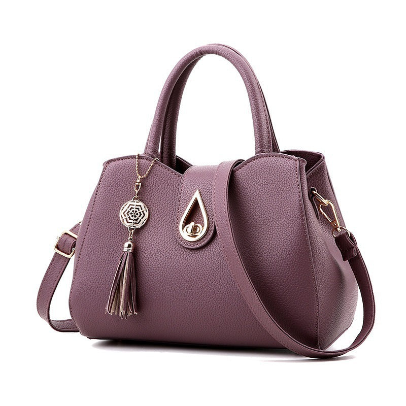 Bolso de hombro de cuero con borlas