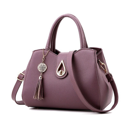 Bolso de hombro de cuero con borlas