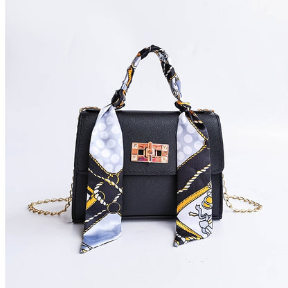 Quadratische Tasche aus Seidenschal mit Schloss und Kette