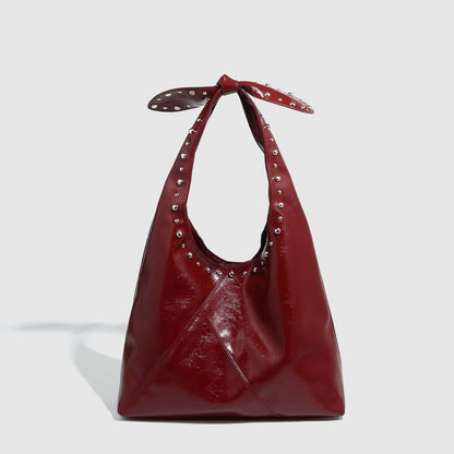 Bolso moderno con detalles de remaches