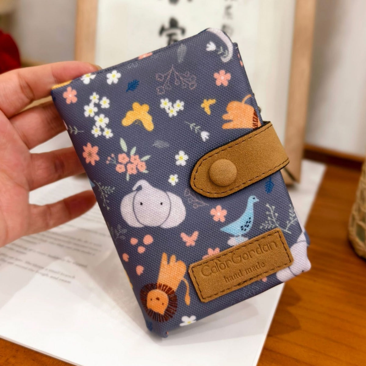 Dreifach gefaltete Brieftasche mit mehreren Kartenfächern und Aufdruck