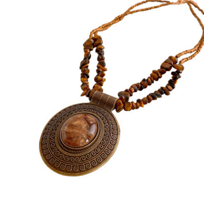 Collar con colgante ovalado de piedra de ojo de tigre irregular de estilo retro y antiguo.