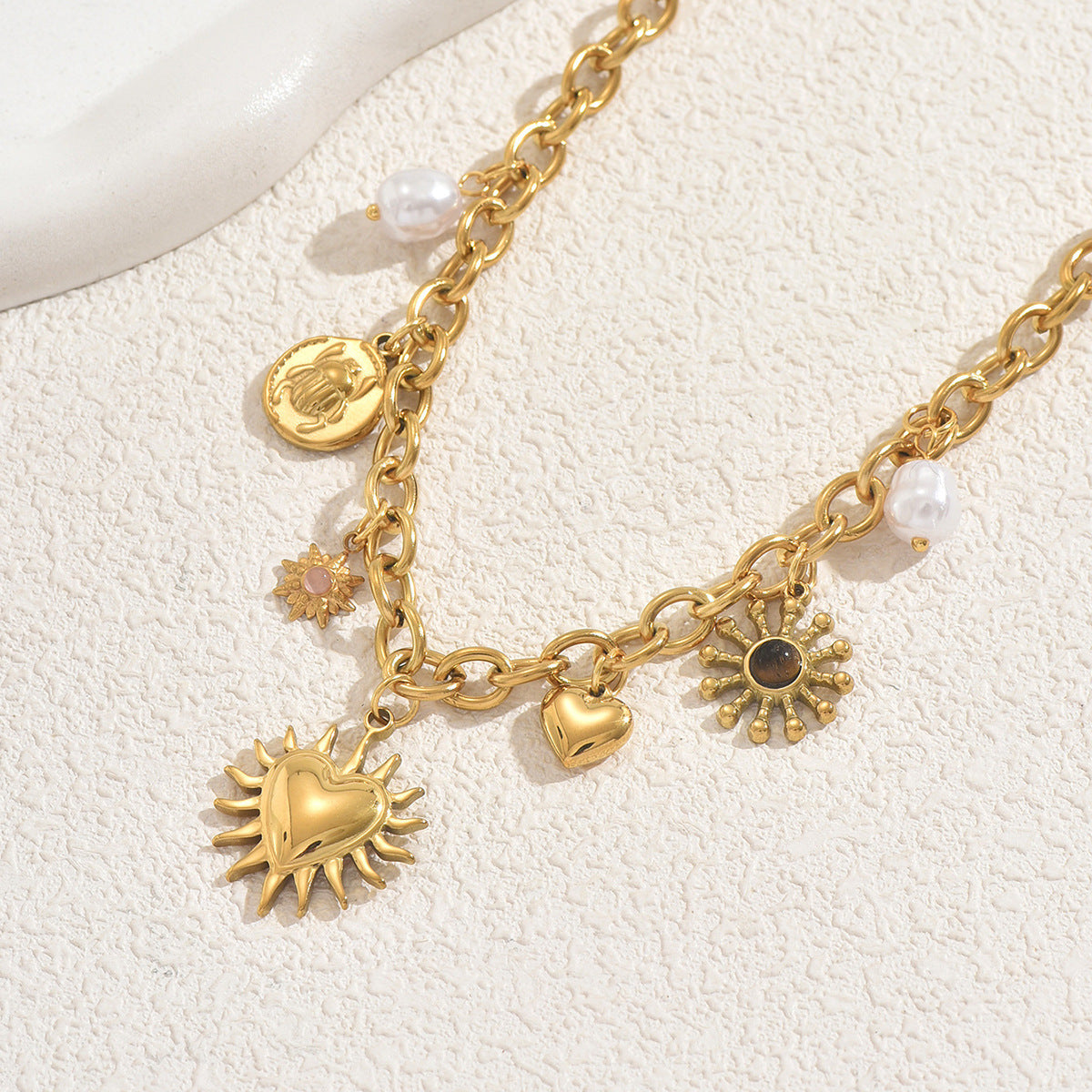 Cadena colgante con gemas de perla incrustadas y el mismo diseño de Niche Love