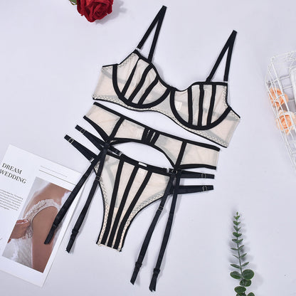 Die neuen europäischen und amerikanischen erotischen Dessous-Mesh-durchsichtigen Spleißen Sexy Uniform Drei Sets