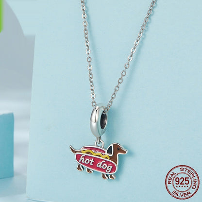 Colgante de perro salchicha en plata S925 con cuentas.