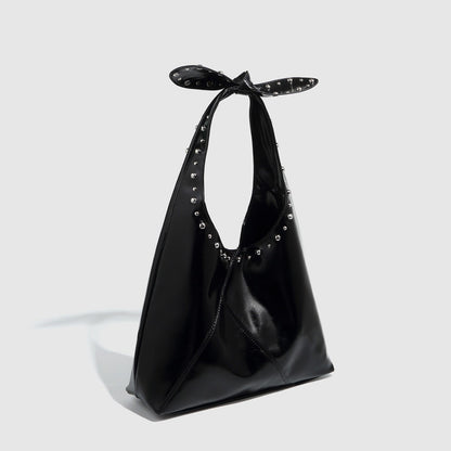 Bolso moderno con detalles de remaches