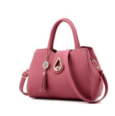 Bolso de hombro de cuero con borlas