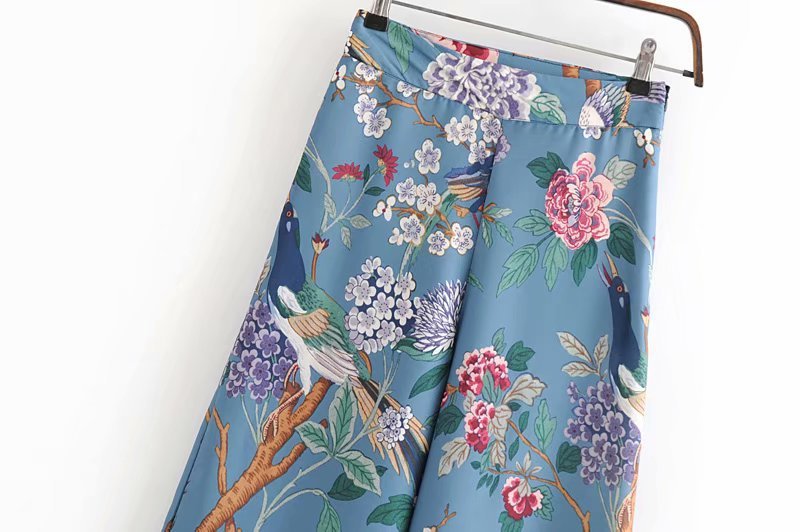 Women with high waist and wide leg pants