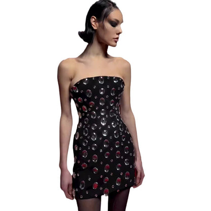 Vestido de fiesta con top de tubo y hombros descubiertos con incrustaciones de diamantes
