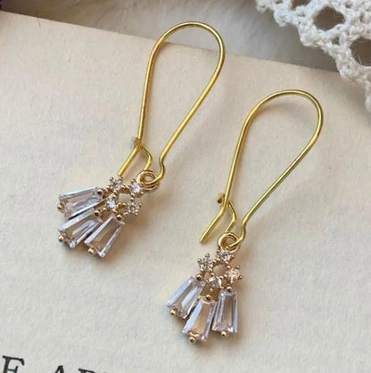 Pendientes de circonita con incrustaciones delicadas y un diseño elegante y moderno.
