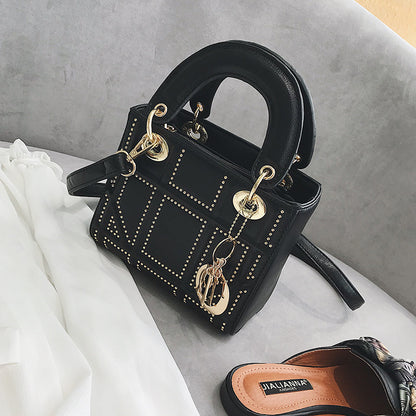 Dai Fei – Kleine quadratische Tasche mit Nieten