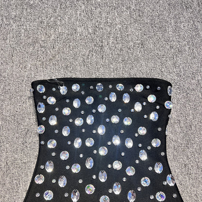 Vestido de fiesta con top de tubo y hombros descubiertos con incrustaciones de diamantes