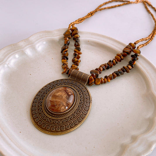 Collar con colgante ovalado de piedra de ojo de tigre irregular de estilo retro y antiguo.