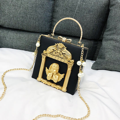 Bolso de hombro con cadena y ángel barroco en relieve