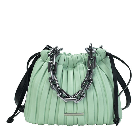 Bolso tipo cubo plisado con cordón