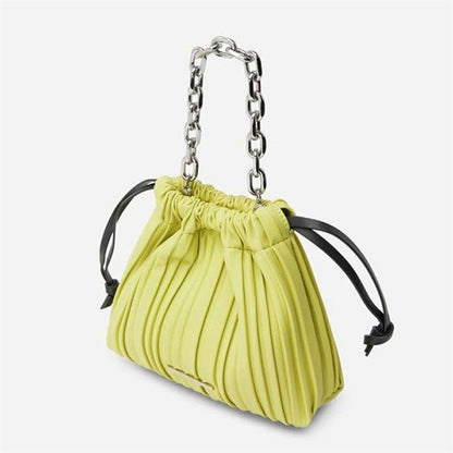 Bolso tipo cubo con cordón y volantes cosidos