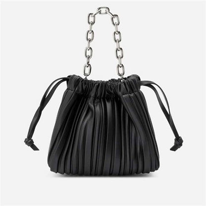 Bolso tipo cubo con cordón y volantes cosidos