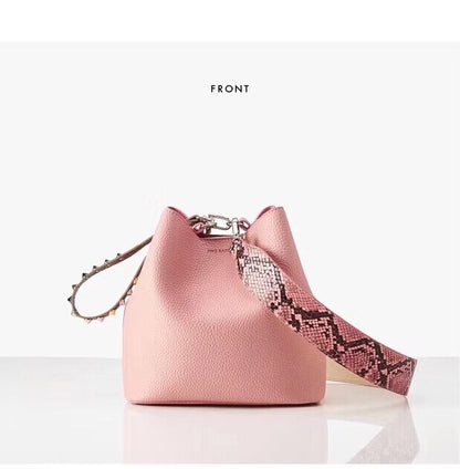 Bolso tipo cubo con remaches de moda