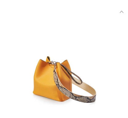 Bolso tipo cubo con remaches de moda