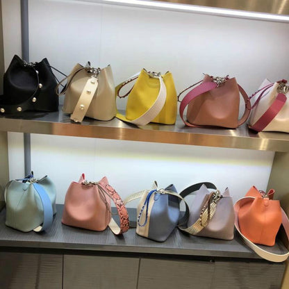 Bolso tipo cubo con remaches de moda